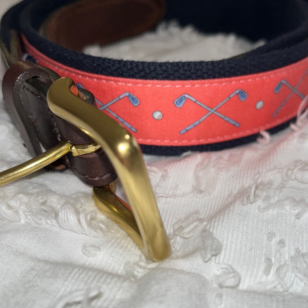 Vineyard Vines belt size 38. Golf clubs and golf ball details. Navy&dark brown